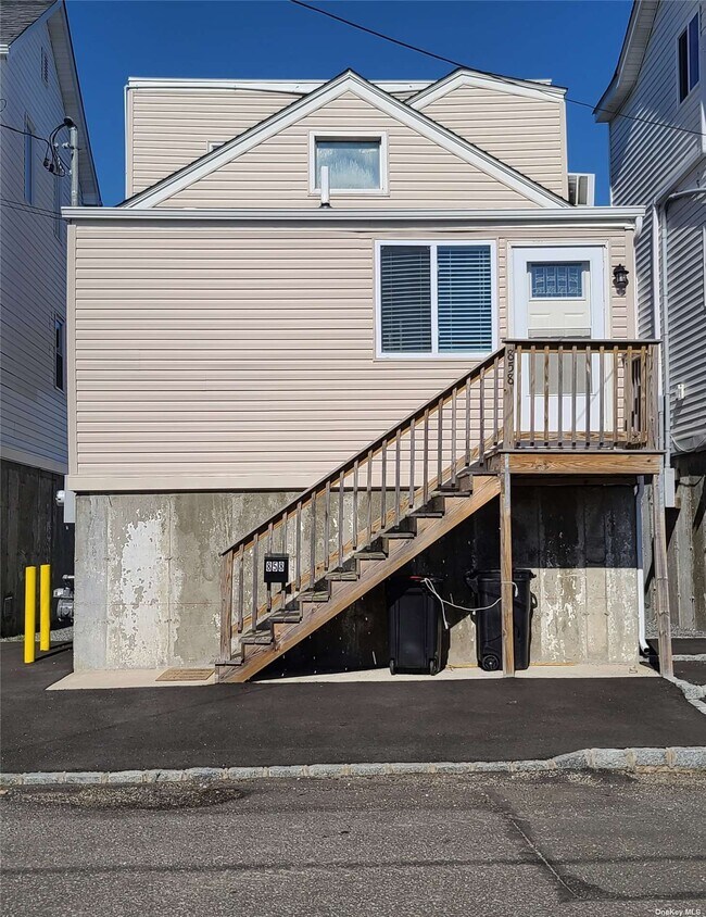 858 S Walnut St, Lindenhurst, NY 11757 House Rental in Lindenhurst