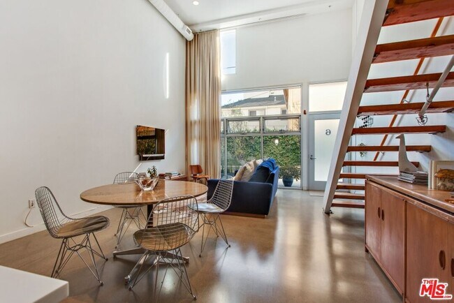 Building Photo - 140 S Gramercy Pl
