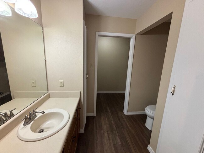 Foto del edificio - 218 East 16th St (Williamson Way, Apt 1-4