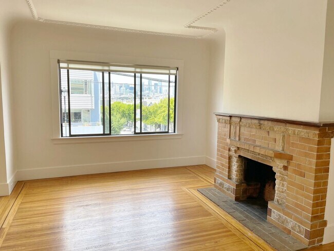 Building Photo - 2 BR / 1 BA Single Family Home, Hardwood F...