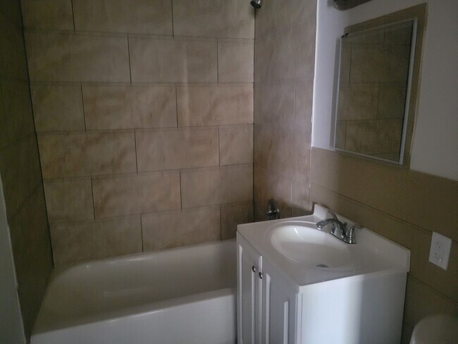 Foto del edificio - 2 Bedroom House Backyard!
