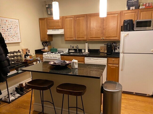 Building Photo - Awesome Student Apartment