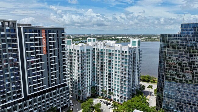 Foto del edificio - 300 S Australian Ave
