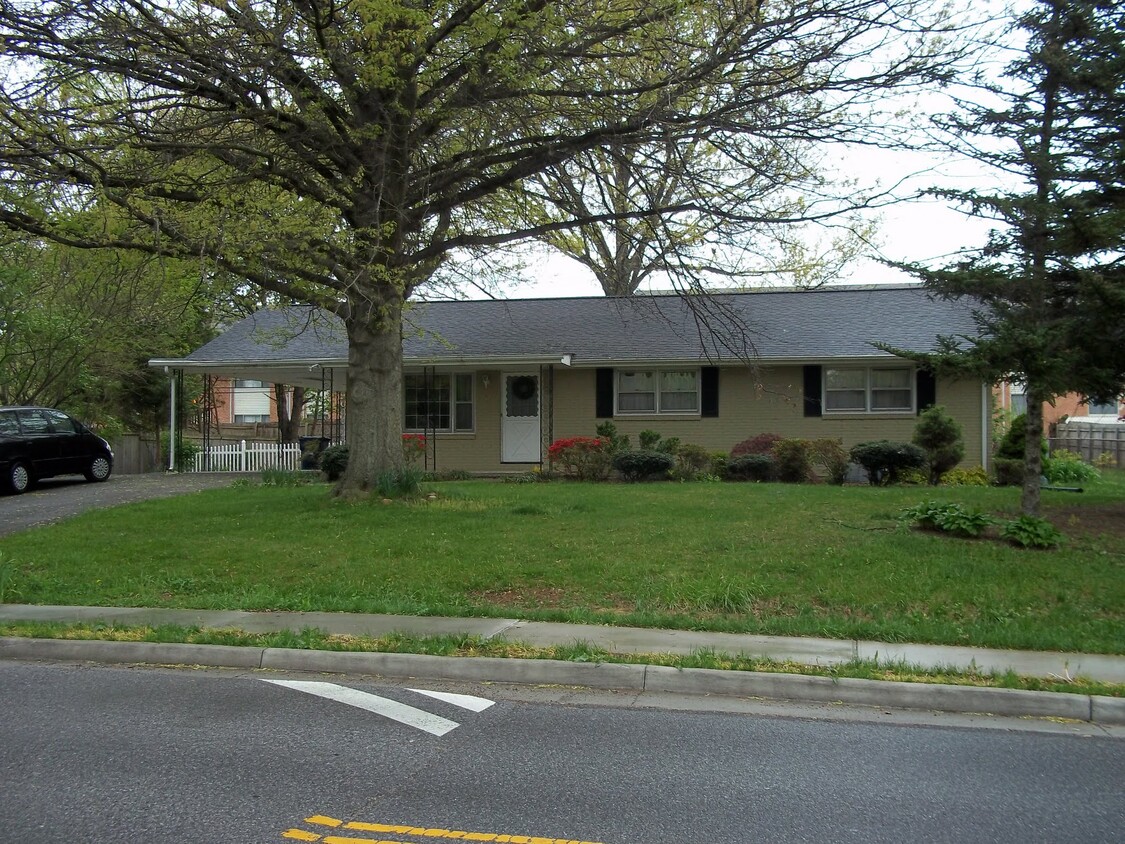 Front of house, tree is no longer there - 612 Broce Dr