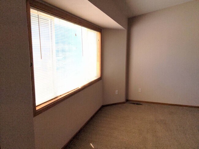 Building Photo - Single Level 3/2 Home in SW Redmond! 2903 ...
