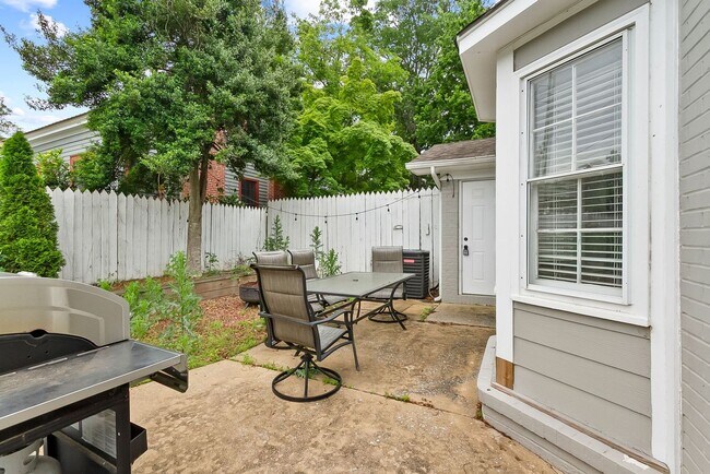 Foto del edificio - Nice 2 Bed 2.5 Bath House! Available Fall 2026!