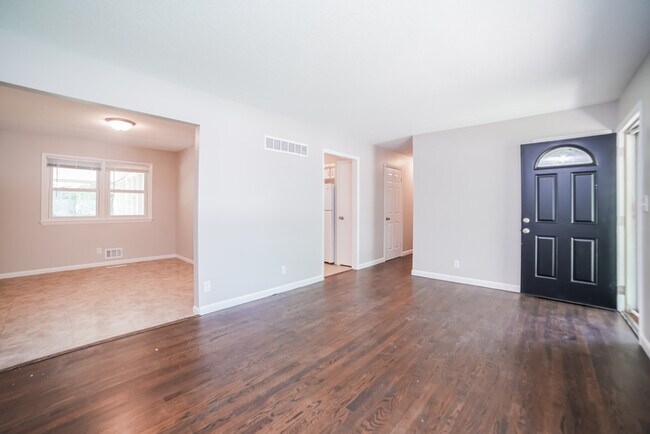 Foto del edificio - 5207 Overton Circle
