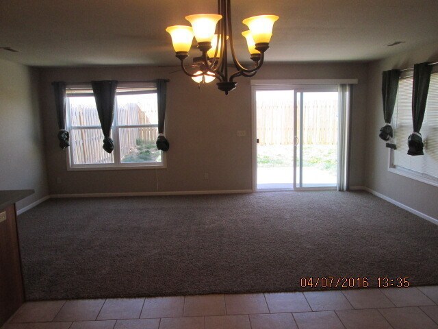 Foto del edificio - Beautiful Townhome Plenty of Space