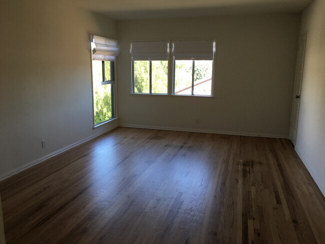 Living Room - 1026 Ocean Park Blvd