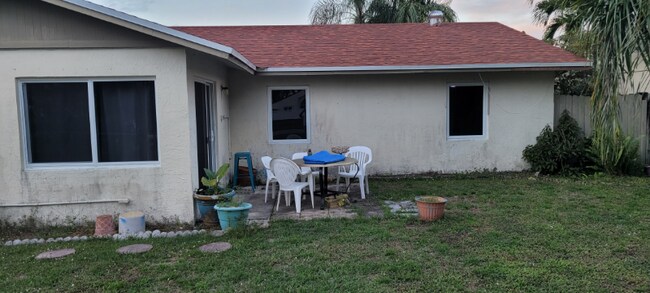 Building Photo - 9476 Saddlebrook Dr