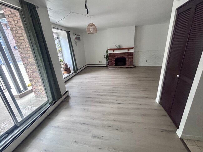 Foto del edificio - 6239 Charing Cross Ln