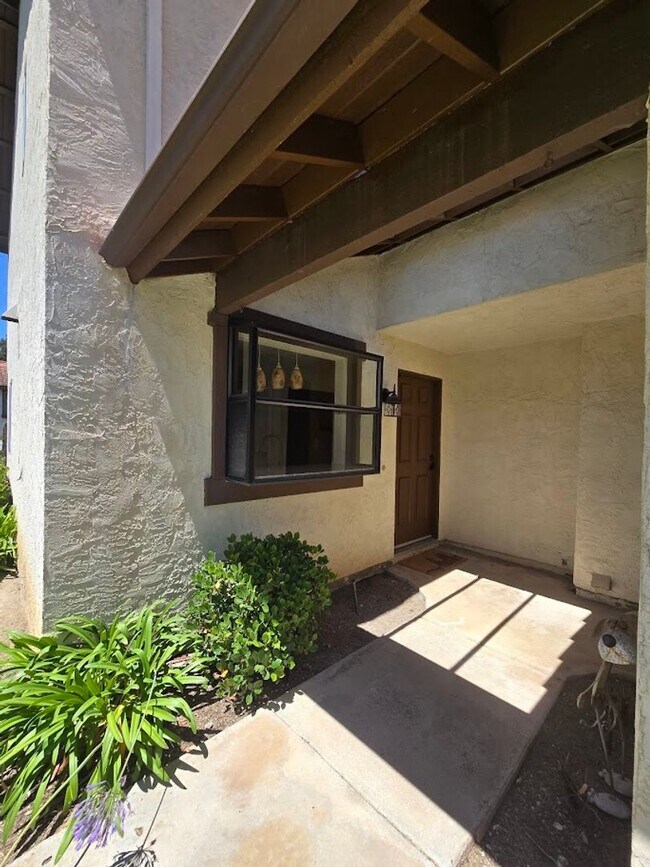 Foto del edificio - Light-Filled End Unit Condo, 2BD/2.5BA wit...