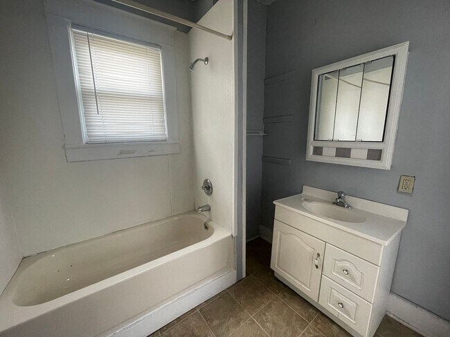 Foto del edificio - 114 N. Cherry St.