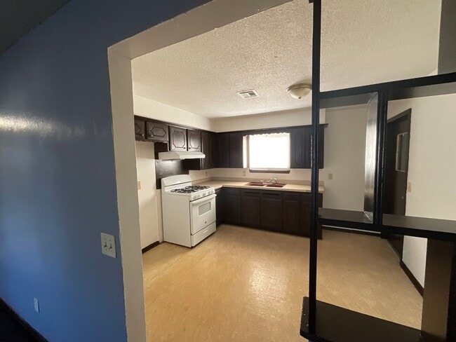 Foto del edificio - 3 bed, 1  bath, 1 car garage