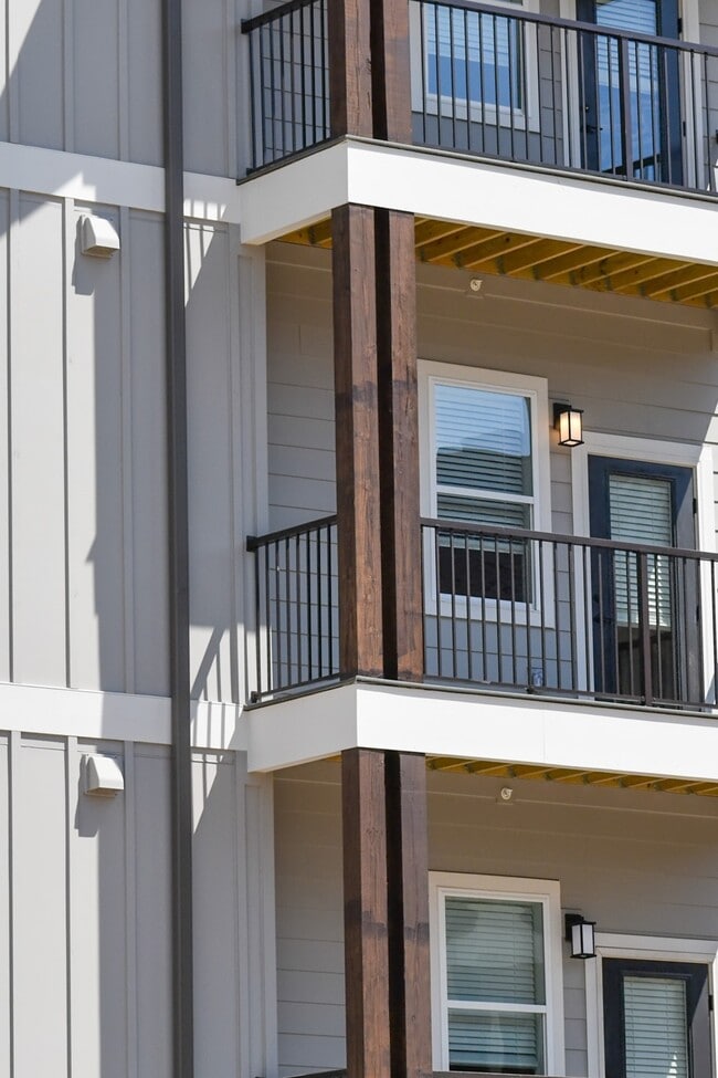 Building Photo - Emerald Knoxville Apts.