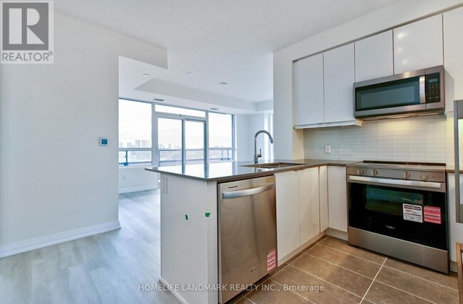 Photo du bâtiment - 3270 Sheppard Ave E