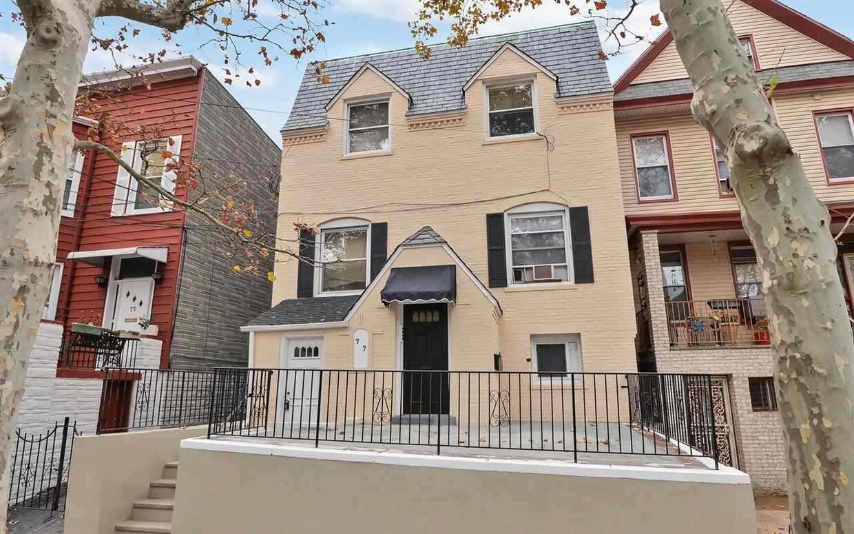 Primary Photo - 77 Hague St