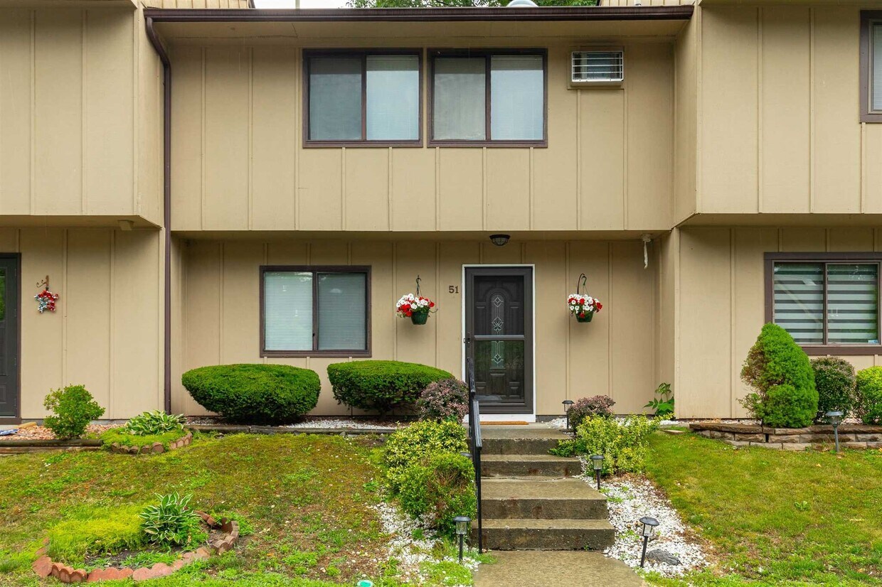 Foto principal - 51 Hudson Heights Dr