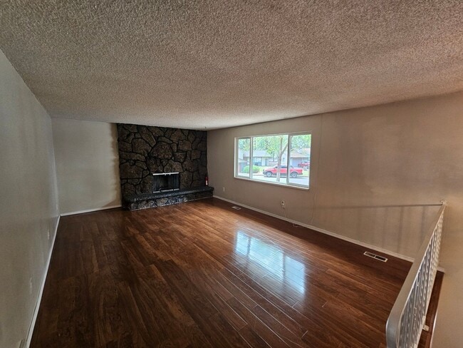 Building Photo - Beautifully Home in the Valley