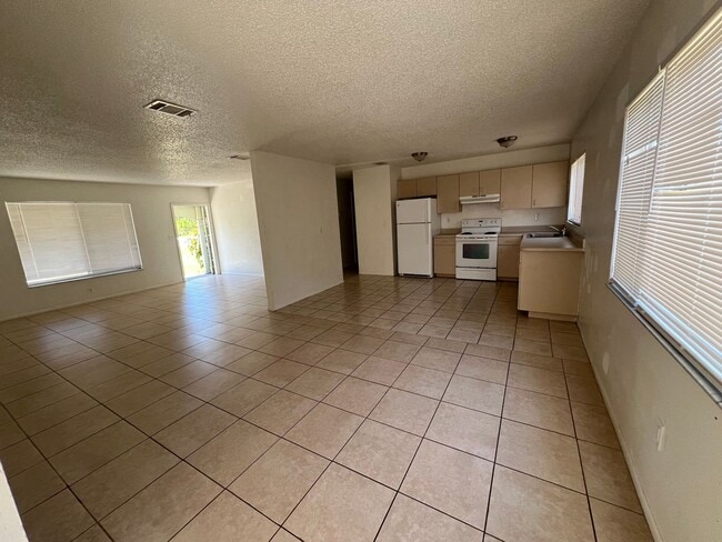 Building Photo - AVAIL 7/15 -- $1,695 ** Annual ** 3 Bed / ...
