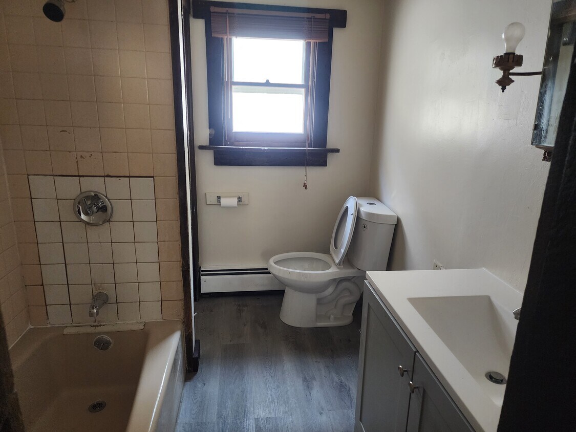 Full bath - 862 Union St