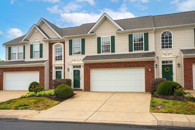 Building Photo - Lovely Townhome in Great Location!