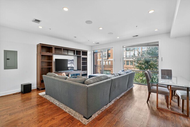 Foto del edificio - Sophisticated, Beautifully Furnished 2br/2...