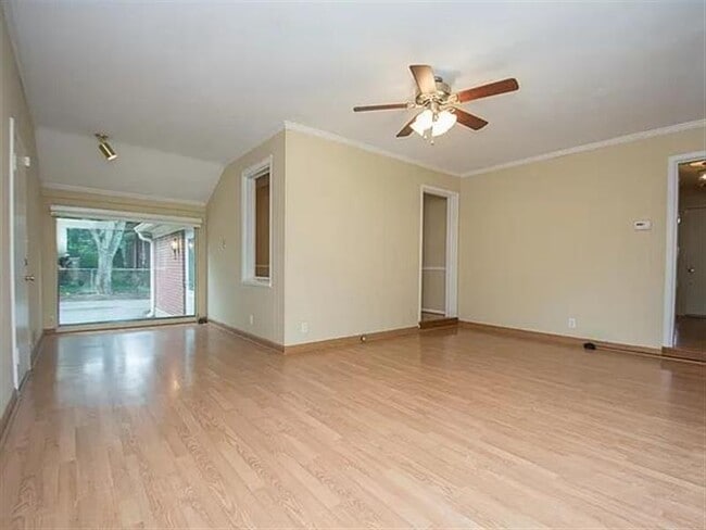 Building Photo - Bright home for you