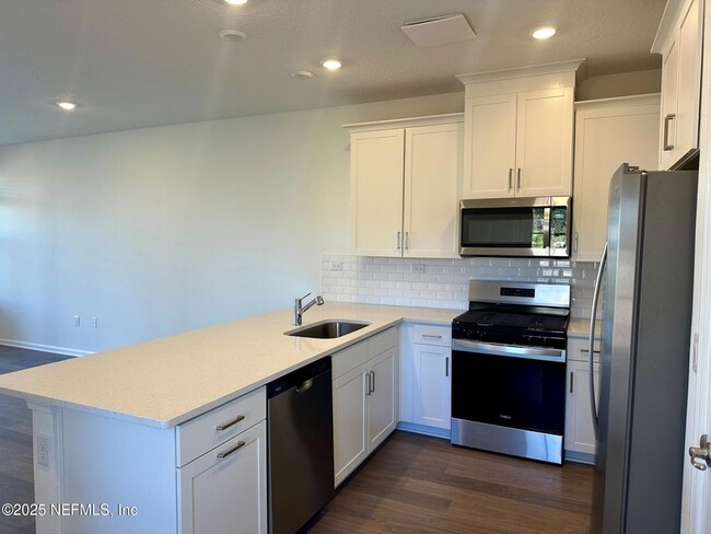 Building Photo - 181 Brandon Lks Dr