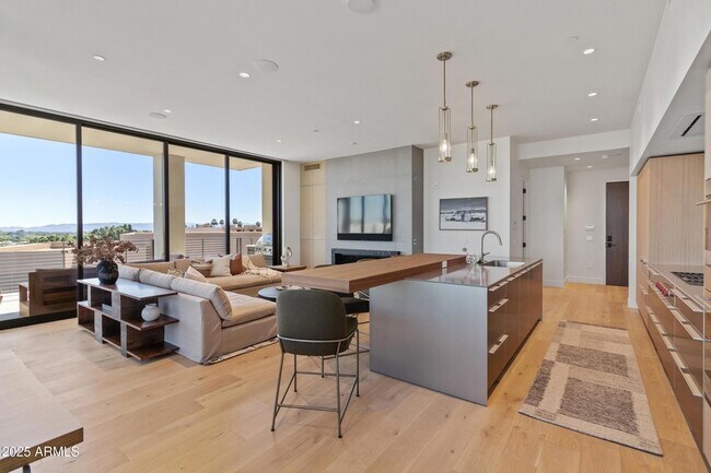 Foto del edificio - 5000 N Camelback Rdg Dr