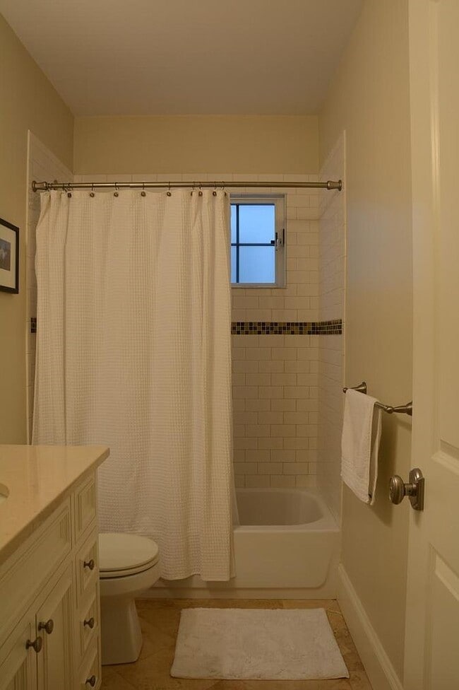 Guest / Hallway bathroom - 27 Prince St