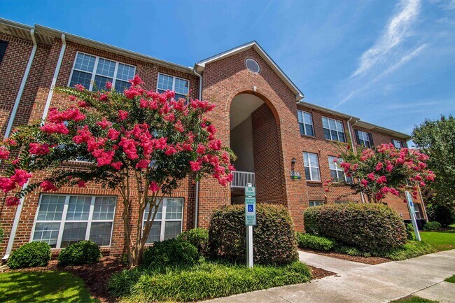 Foto del edificio - Reserve at Forest Hills