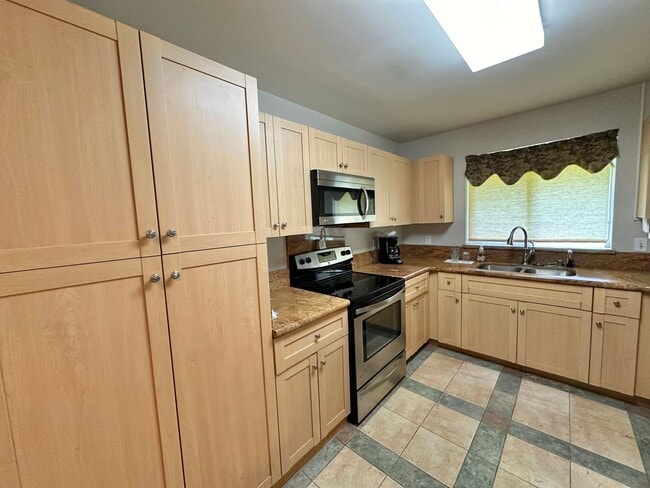 Building Photo - 3 Bedroom / 2 Bathroom Townhome in Kehalan...