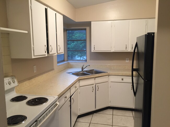 Building Photo - 2 Bed 1 Bath Home Pet Friendly Section 8 &...