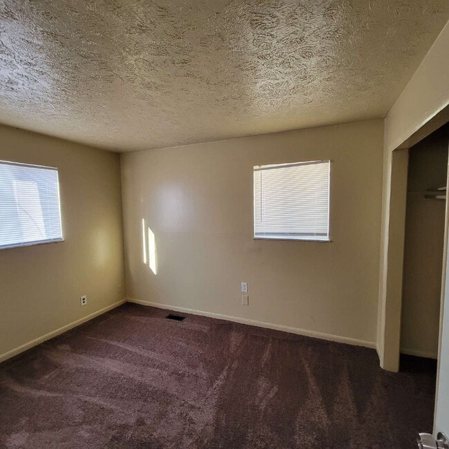 Foto del edificio - 4 Bedroom House!