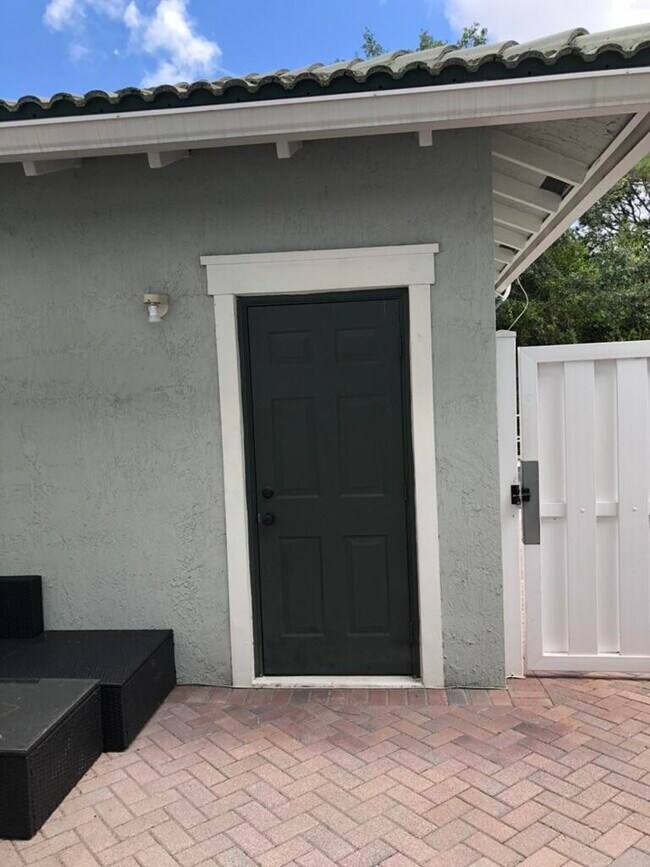 Foto del edificio - 924 NW 18th Ave