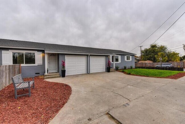 Foto del edificio - Beautifully Remodeled Duplex - 2 Bed, 1 Bath