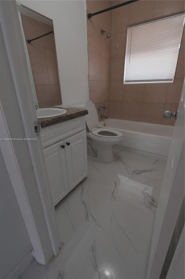 Foto del edificio - 1245 W 24th St