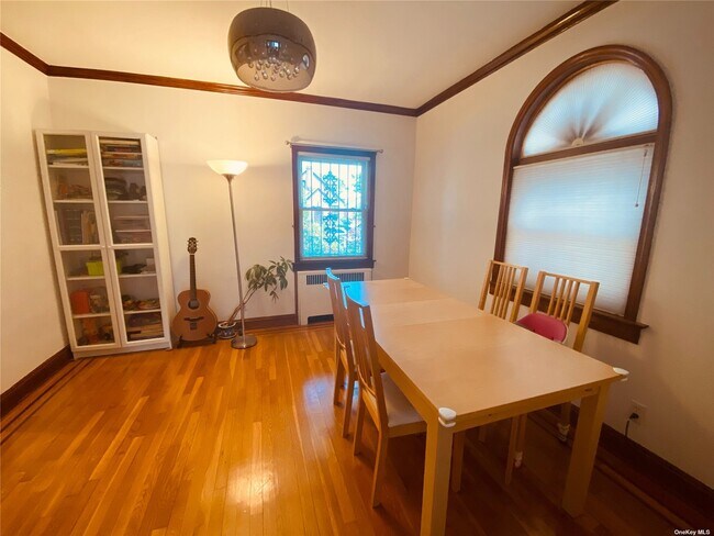 Foto del edificio - 63-52 Ellwell Crescent