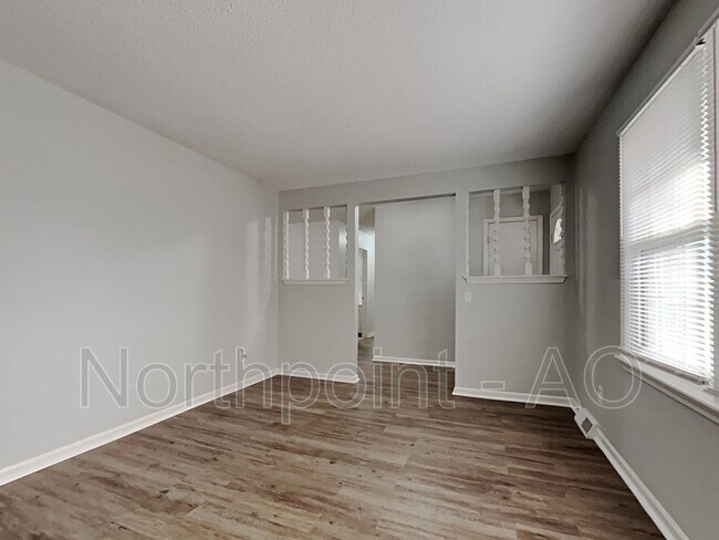 Building Photo - 208 E 11th St