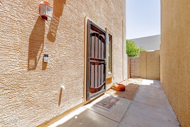 Building Photo - 2723 E Schiliro Cir