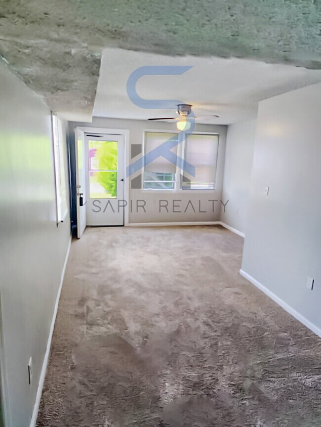 Foto del edificio - Move in before November 30th and choose your reward: a $250 Amazon Gift Card or a 55 Smart TV!