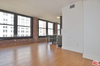 Building Photo - 460 S Spring St
