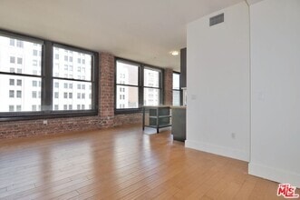 Building Photo - 460 S Spring St