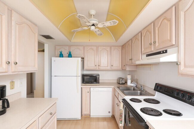 Building Photo - 7F38C9 Siesta Key