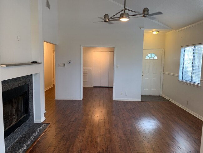 Building Photo - CUTE 3/2 WITH LOTS OF UPDATES IN THE DESIR...