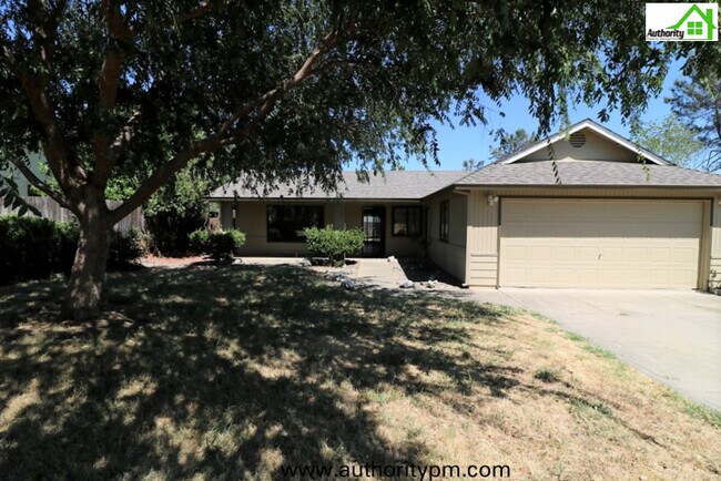 Building Photo - Large home off Lake Blvd with a 5 min driv...