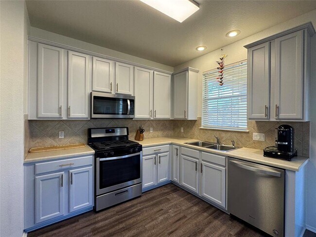 Building Photo - 16100 S Great Oaks Dr