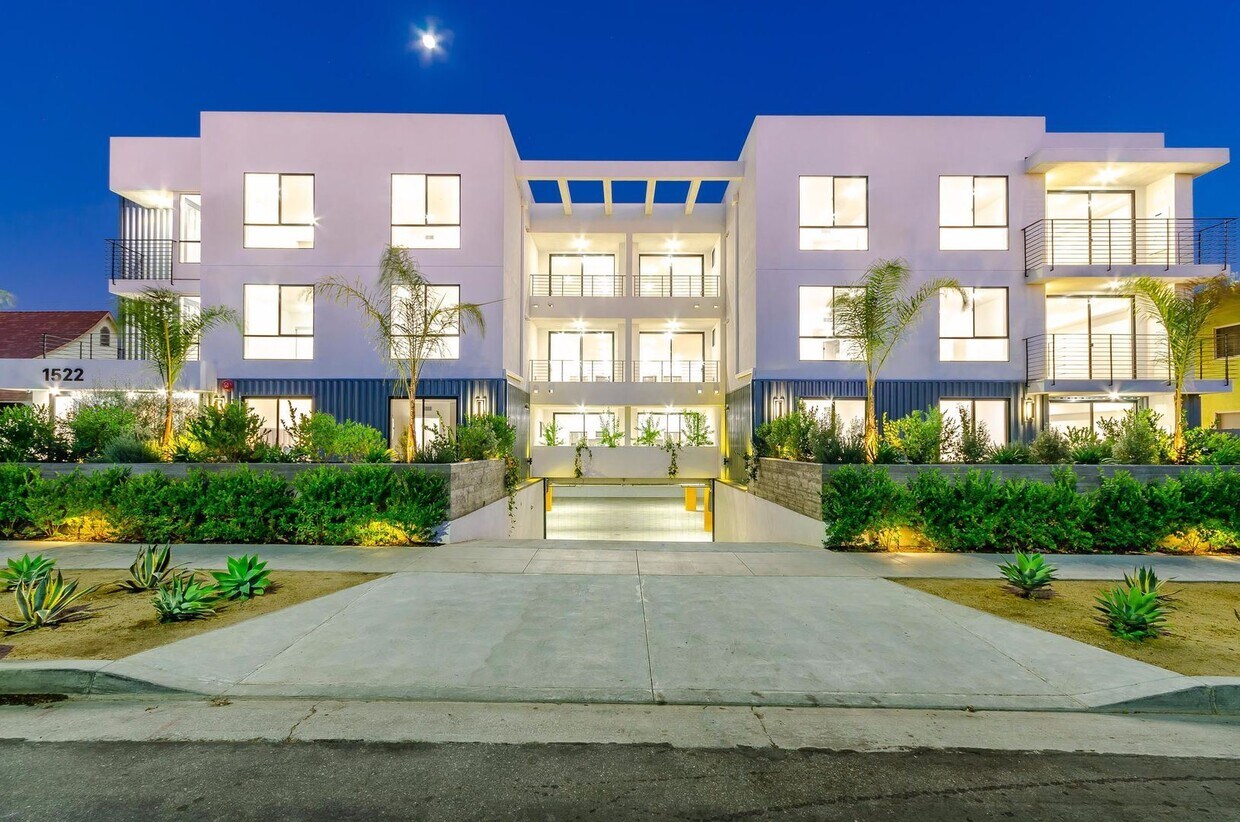 Foto principal - 1522 S Orange Grove Ave