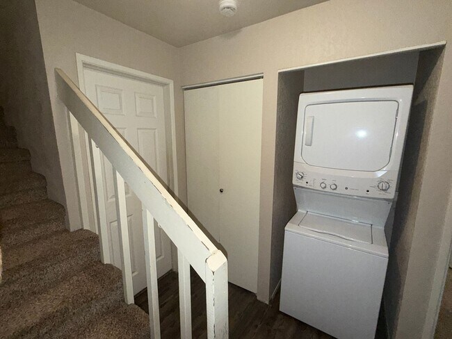 Foto del edificio - Serene Park-Like Sanctuary | Large Updated Townhome with Wooded Views, 3 bathrooms and 2 large be...